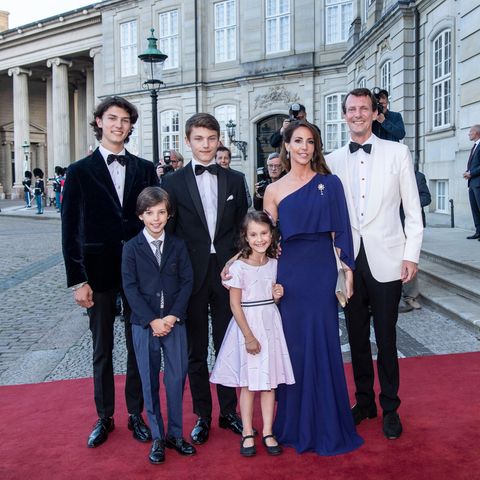 Prinz Joachim (.r.) und Prinzesin Marie (2.v.r.) mit ihren Kindern Prinzessin Athena und Prinz Henrik (vordere Reihe), Hinten stehen die beiden Söhne Joachims aus erster Ehe: Prinz Nikolai (l.) und Prinz Felix (r.)