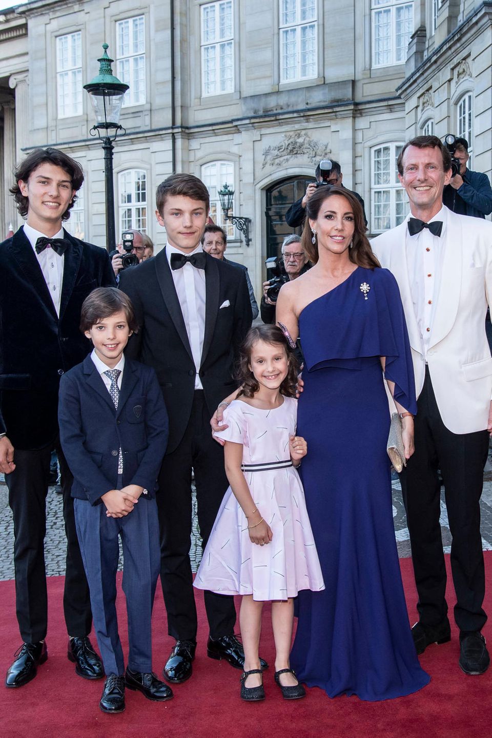 Prinz Joachim (.r.) und Prinzesin Marie (2.v.r.) mit ihren Kindern Prinzessin Athena und Prinz Henrik (vordere Reihe), Hinten stehen die beiden Söhne Joachims aus erster Ehe: Prinz Nikolai (l.) und Prinz Felix (r.)