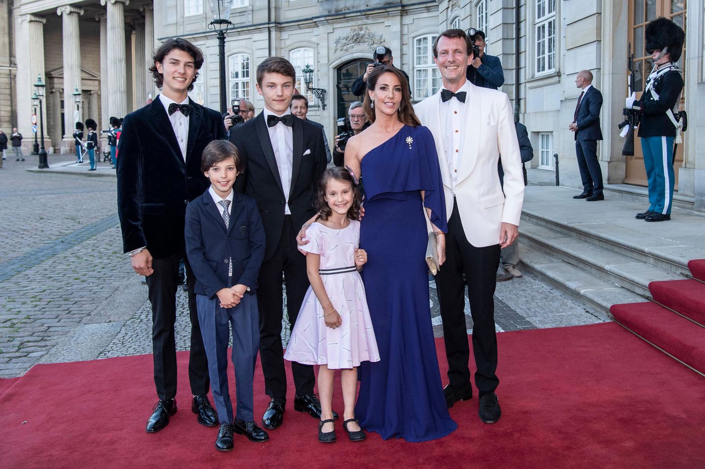 Prinz Joachim (.r.) und Prinzesin Marie (2.v.r.) mit ihren Kindern Prinzessin Athena und Prinz Henrik (vordere Reihe), Hinten stehen die beiden Söhne Joachims aus erster Ehe: Prinz Nikolai (l.) und Prinz Felix (r.)