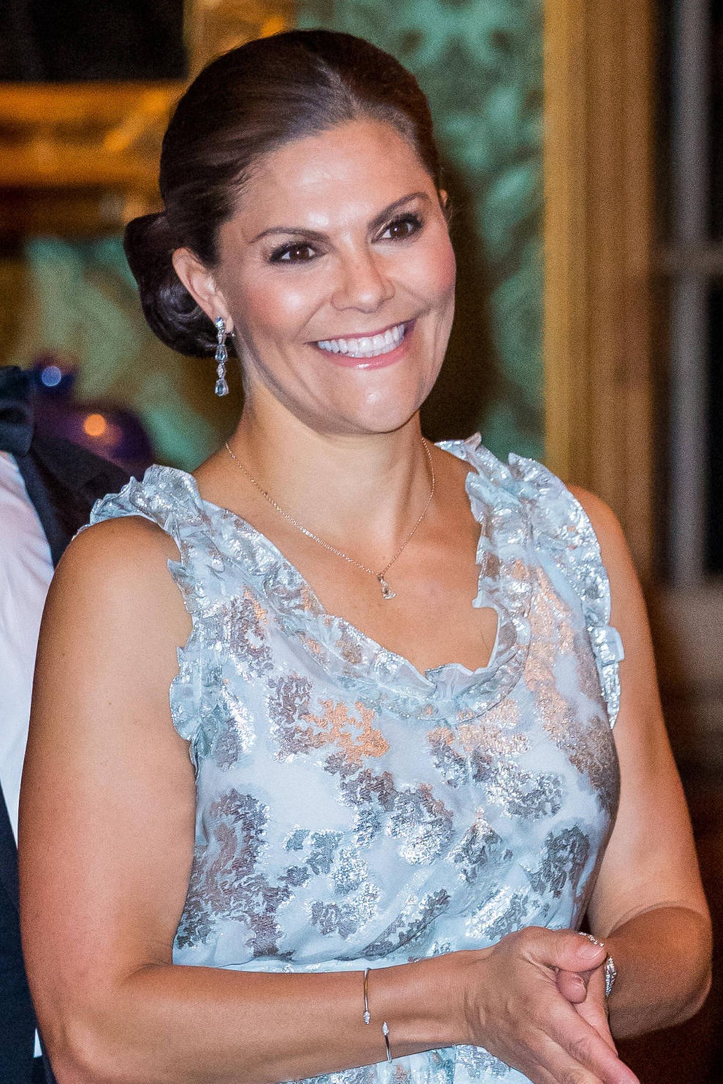 Prinzessin Victoria trägt zum alljährlichen "Sverigemiddag"-Dinner im Stockholmer Schloss ein bodenlanges, pastellblaues Kleid mit Jacquard-Muster. 