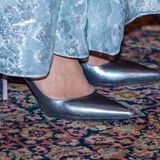 Die Schuhe von Victoria sind perfekt auf die Top-Rock-Kombination abgestimmt.