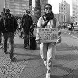"Mutter Erde ist eine Ehrenfrau" steht auf dem Protest-Plakat von Schauspielerin Cristina do Rego. 