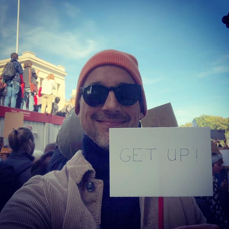 "Get Up!" fordert Schauspieler Florian David Fitz auf Instagram und macht deutlich, dass auch kleine Dinge helfen. 