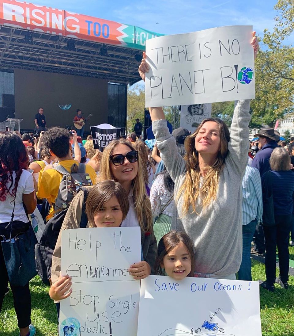 Gisele Bündchen schließt sich dem Klimastreik in Manhattan an und ist stolz auf die vielen jungen Leute, die sich der Klimakrise bewusst sind und dagegen kämpfen. Gisele Bündchen schließt sich dem Klimastreik in Manhattan an und ist stolz auf die vielen jungen Leute, die sich der Klimakrise bewusst sind und dagegen kämpfen.