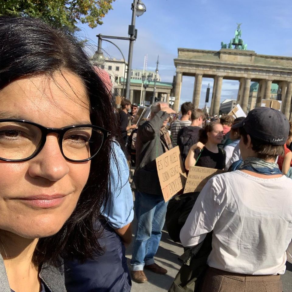 Auch Jasmin Tabatabai gehört zu den Anhängern der "Fridays For Future"-Bewegung in Berlin. 
