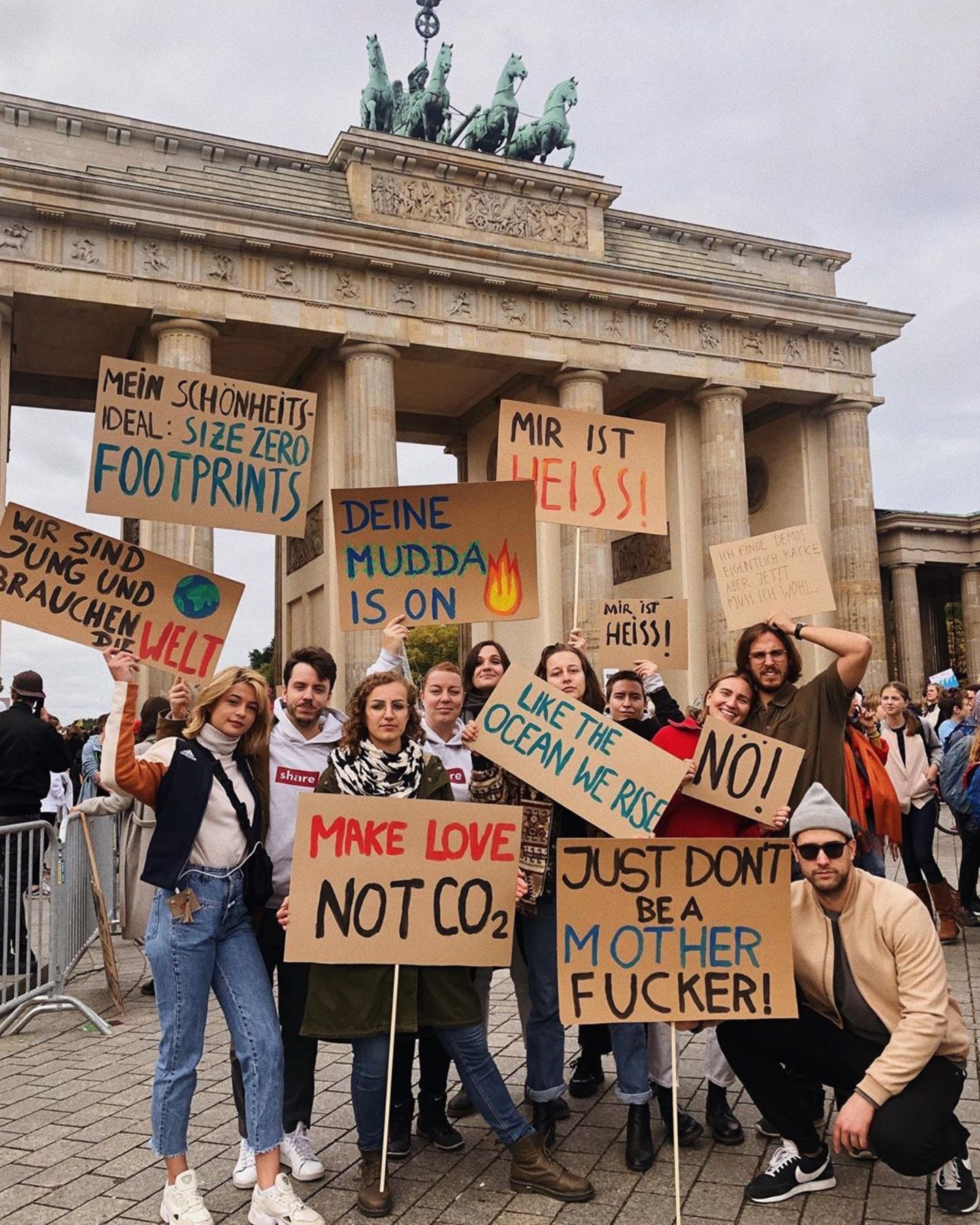 Vor dem Brandenburger Tor in Berlin schließen sich Schauspielerin Lias-Marie Koroll und ihre Freunde mit kreativen Plakaten dem weltweiten Klimastreik an. 