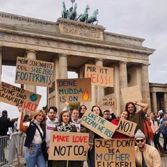 Vor dem Brandenburger Tor in Berlin schließen sich Schauspielerin Lias-Marie Koroll und ihre Freunde mit kreativen Plakaten dem weltweiten Klimastreik an. 