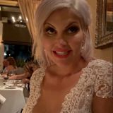 Beim Dinner am Abend zeigt eine Nahaufname des Kleides von vorne: Auf ihr Fashion-Markenzeichen, das XXL-Dekoletté, verzichtet Sophia Vegas natürlich auch bei ihrem Hochzeitskleid nicht.