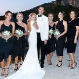 In einer romantischen Trauung geben sich Carolina Pihl und Gunnar Eliassen auf Capri das Jawort. Dabei verzaubert die Braut mit einem eng anliegenden Hochzeitskleid mit langer Schleppe. Doch wer genau hinsieht, erkennt, dass eine ganz andere Person der eigentliche Star des Fotos ist. Prinzessin Sofia (2. v. r.) gehört als gute Freundin der Braut zu den Brautjungfern und trägt ein schulterfreies Schnäppchen-Kleid zur Feier ... 