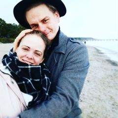 Jennifer Siemann alias "Lucy Ehrlinger"  Die 32-Jährige ist glücklich mit Karsten Jaskiewicz. Zu diesem Foto schrieb der Schauspieler: "Jeder Tag mit dir ist ein Geschenk."