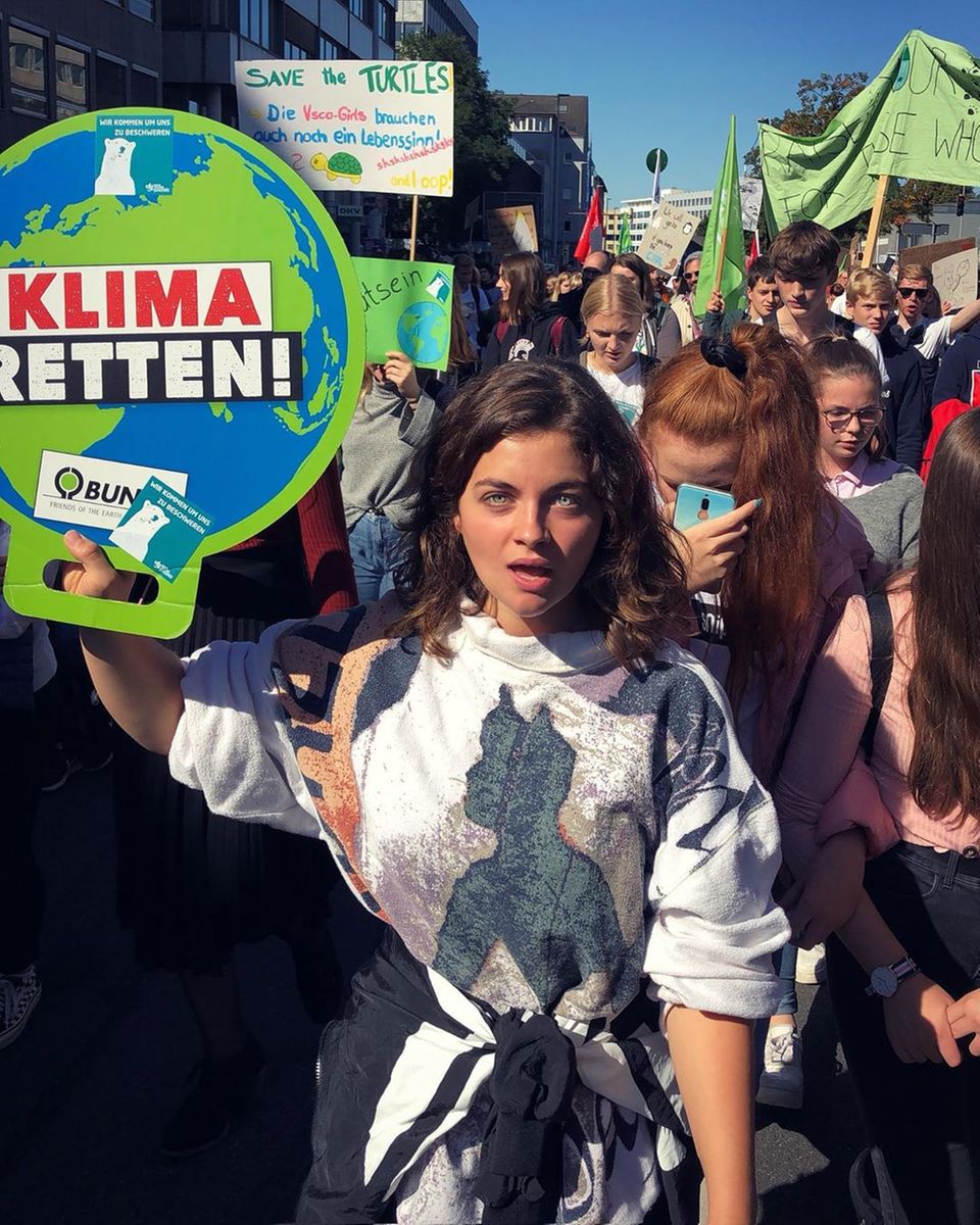 "KLIMA RETTEN" - Diese Botschaft teilt auch Ronja Forcher und macht sich bei der Klimademo für ein Umdenken und Veränderung stark. 