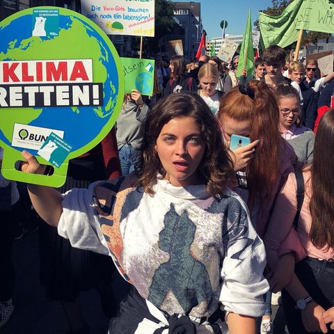 "KLIMA RETTEN" - Diese Botschaft teilt auch Ronja Forcher und macht sich bei der Klimademo für ein Umdenken und Veränderung stark. 
