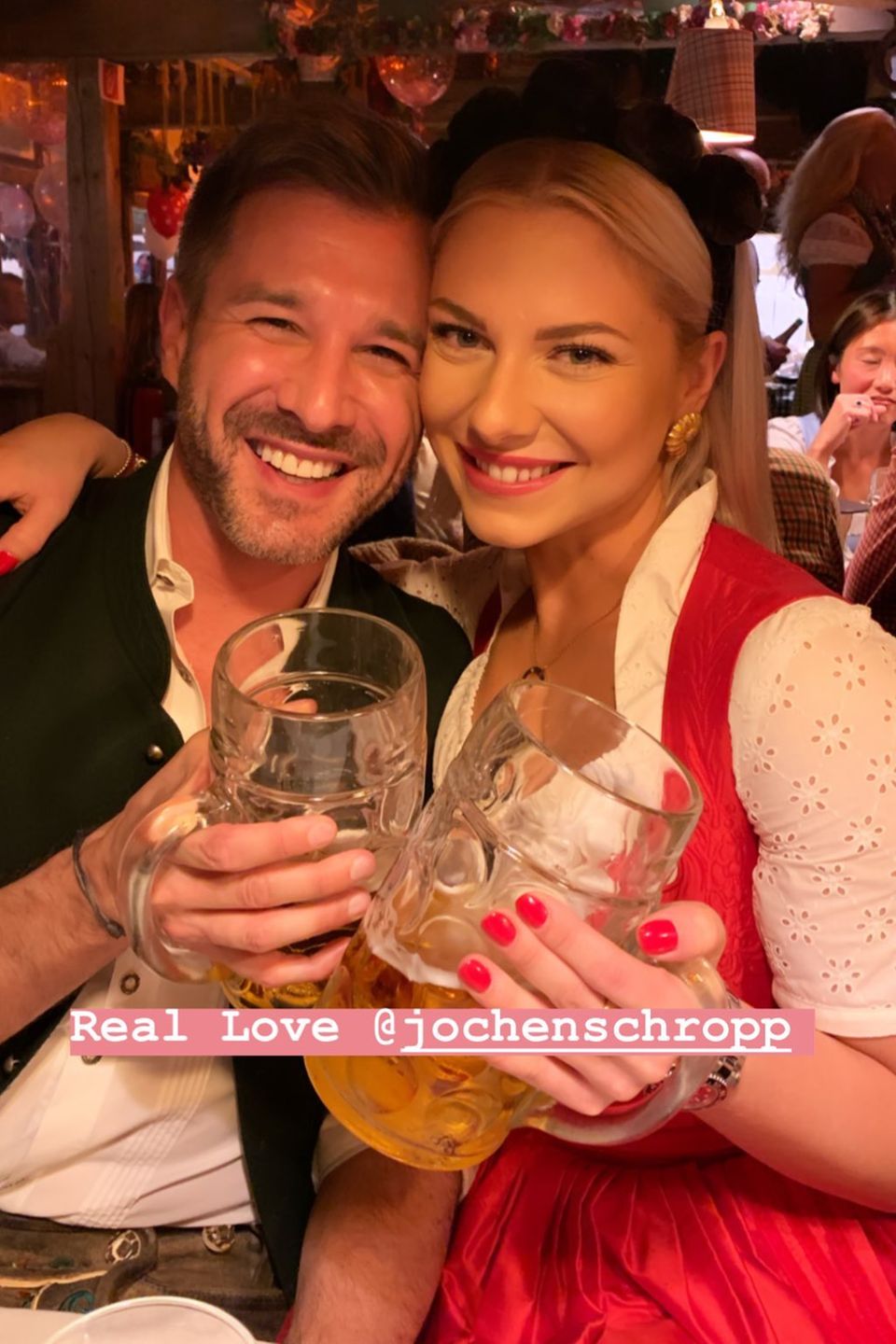 Jochen Schropp und Valentina Pahde sind im Bierzelt bester Laune. 
