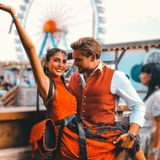 Auch Yeliz Koc und Johannes Haller halten ihren liebsten Wiesn-Moment für Instagram fest. 