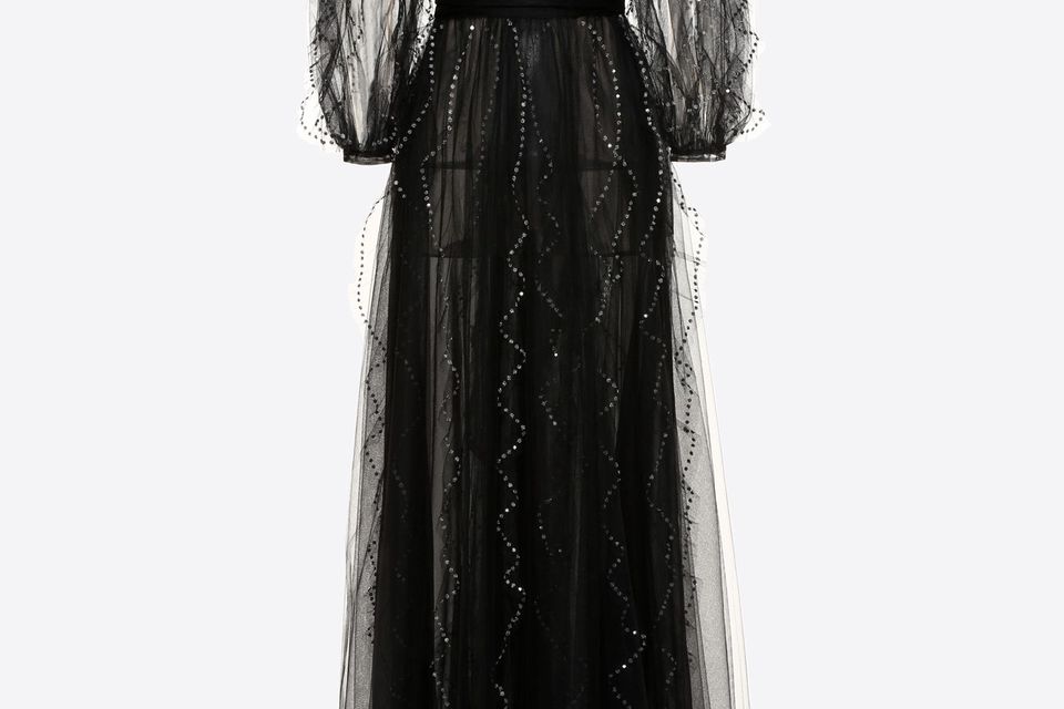 Das bestickte Kleid aus Seide und Tüll stammt vom italienischen Luxuslabel Valentino und kostet umgerechnet rund 12.300 Euro. 