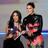 Schwestern-Power auf der Bühne: Kim Kardashian West und Kendall Jenner stellen den Gewinner in der Kategorie „Beste Reality-TV-Wettbewerbssendung“ vor. Passt ja!