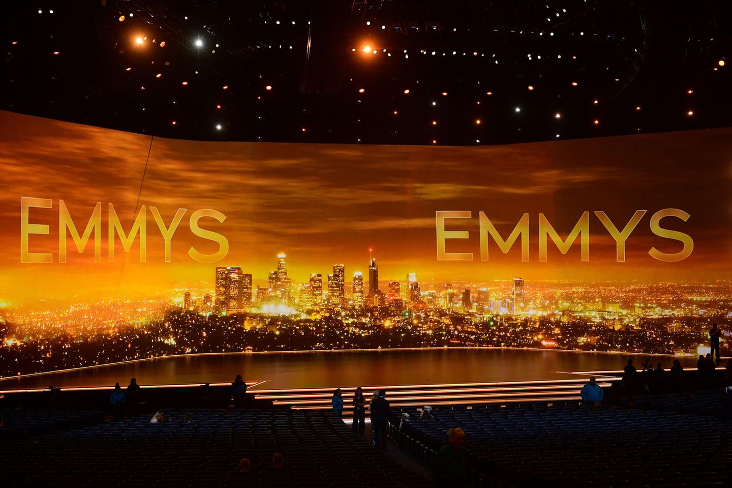 Wie schon bei den Oscars gibt es auch bei der diesjährigen Emmy-Verleihung keinen Moderator, sondern viele einzelne Präsentatoren. Dafür ist die Bühne des Microsoft Theatres in Los Angeles ums größer.