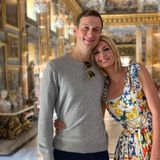 In einem schönen Sommerdress von Dolce & Gabbana schmiegt sich Ivanka Trump an ihren Jared. Goldene Creolen runden den farbenfrohen Look der Blondine ab.