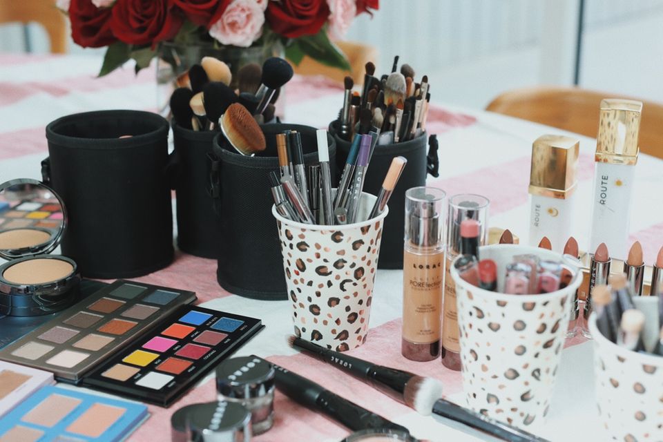 Emmys 2019: Mit Mandys Styling wird schon am Vortag begonnen – das spart Zeit. Mit Mandys Styling wird schon am Vortag begonnen – das spart Zeit.
