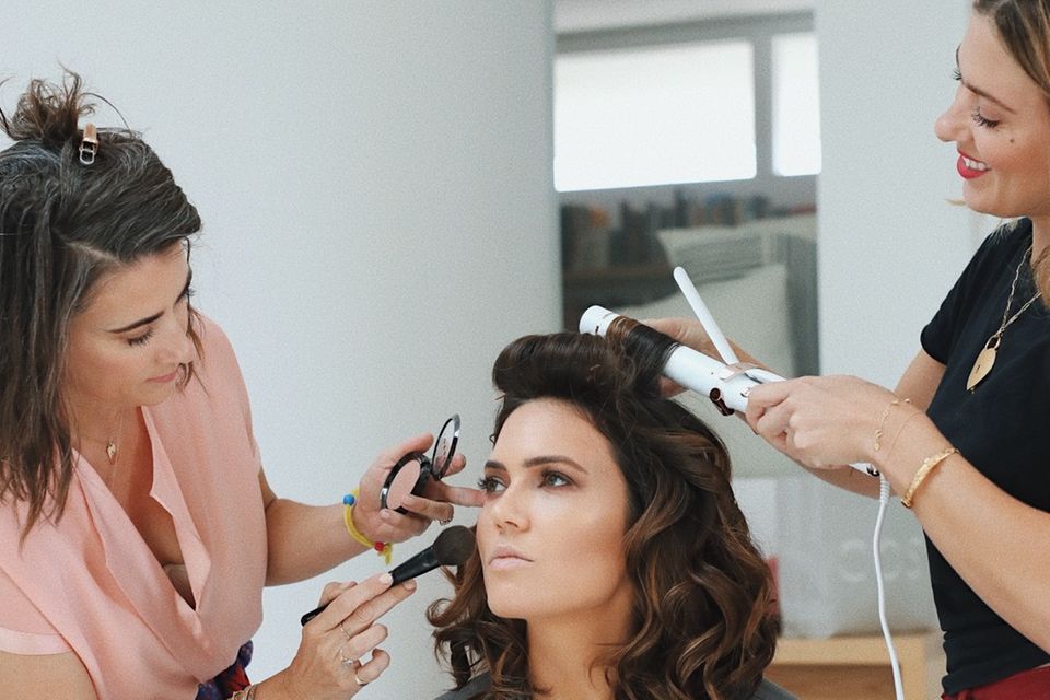 Emmys 2019: Mandy beim Styling mit dem T3 Micro – natürlich erstmal ohne Kleid. Mandy beim Styling mit dem T3 Micro – natürlich erstmal ohne Kleid.