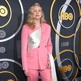 Im pinkfarbenen Glamour-Anzug lässt es sich für "GoT"-Star Gwendoline Christie bequemer weiterfeiern.