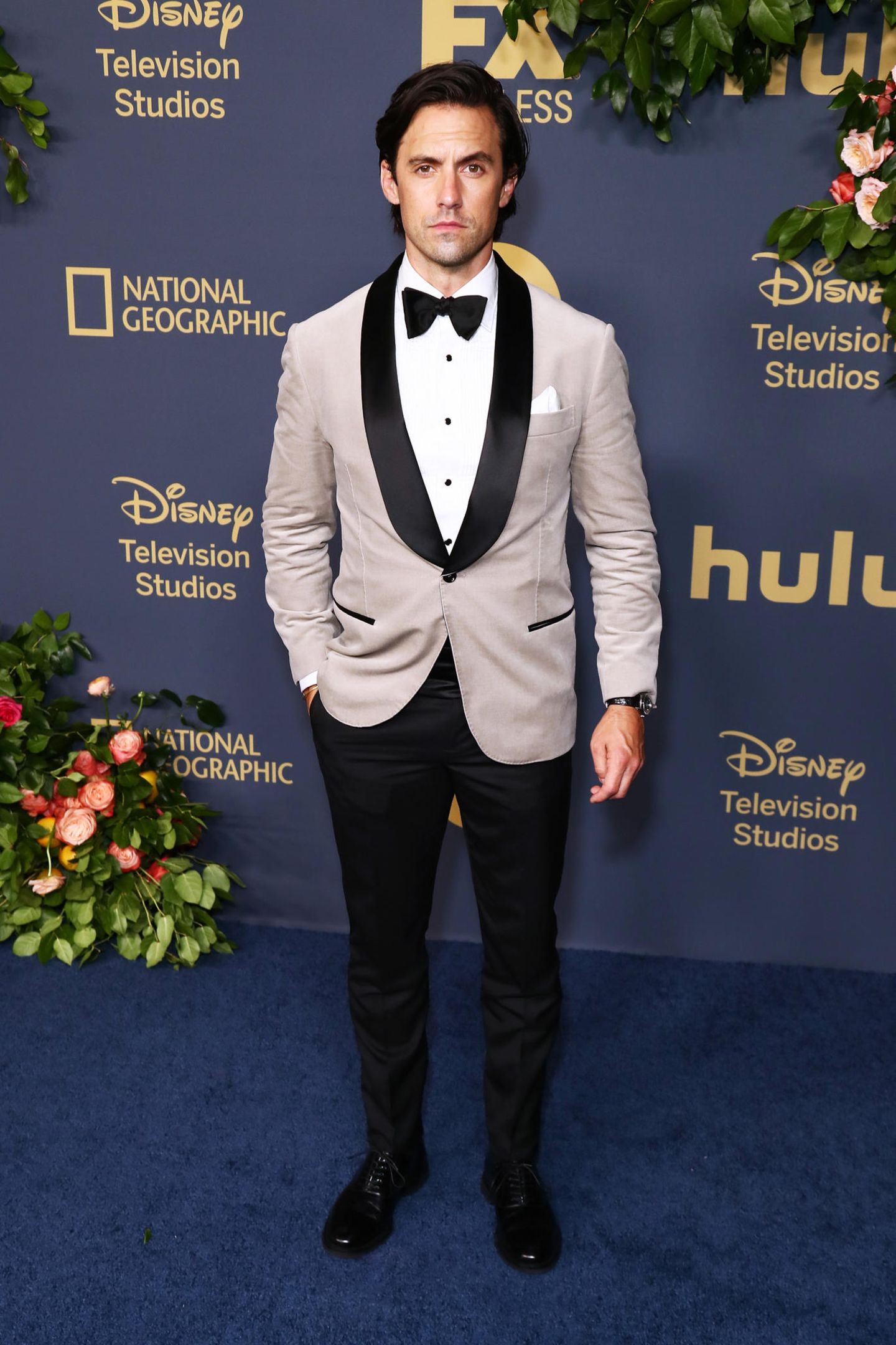 Nude steht ihm gut: Milo Ventimiglia hat sich für die Emmy-Party von Disney mal was anderes als Schwarz ausgesucht. 