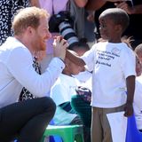 Prinz Harry + Herzogin Meghan: High five! Prinz Harry zeigt wie immer keine Berührungsängste und genießt den Kontakt zu den Einwohner.