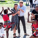 Prinz Harry + Herzogin Meghan: Tag 1 Der erste Termin ihrer Afrika-Reise führt Herzogin Meghan und Prinz Harry in die Township Nyanga in Kapstadt. Noch reagiert die frischgebackene Mutter zurückhaltend auf die Tänzerin ...