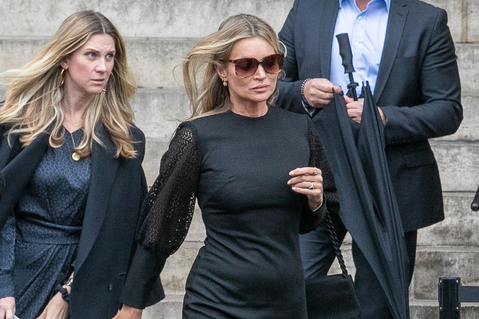 Viele Stars wie Supermodel Kate Moss (vorn) sind zu der Beerdigung gekommen.