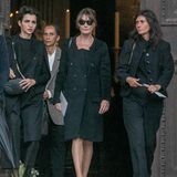 Auch Carla Bruni (Mitte), Ehefrau des ehemaligen Präsidenten Frankreichs, Nicolas Sarkozy, hat die Beerdigung in Paris besucht.