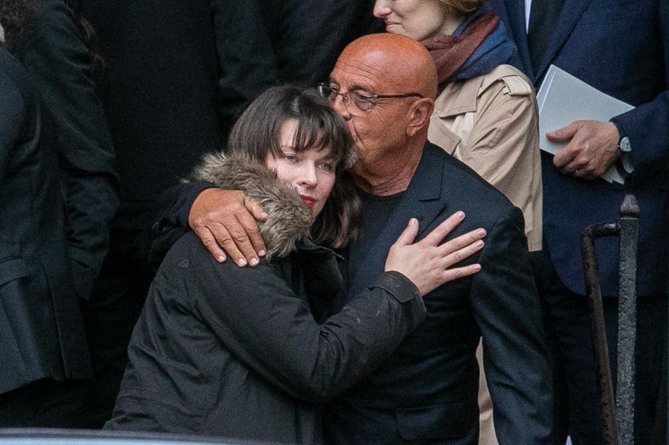 Milla Jovovich wird von dem Fotografen Jean-Baptiste Mondino getröstet.