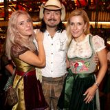 Stefanie Hertel (rechts) wir von ihrer Tochter Johanna Mross und Ehemann Lanny Lanner zum Oktoberfest begleitet. Dabei entsteht Verwechslungsgefahr! Das fesche Mutter-Tochter-Gespann könnte glatt als Geschwister durchgehen. 