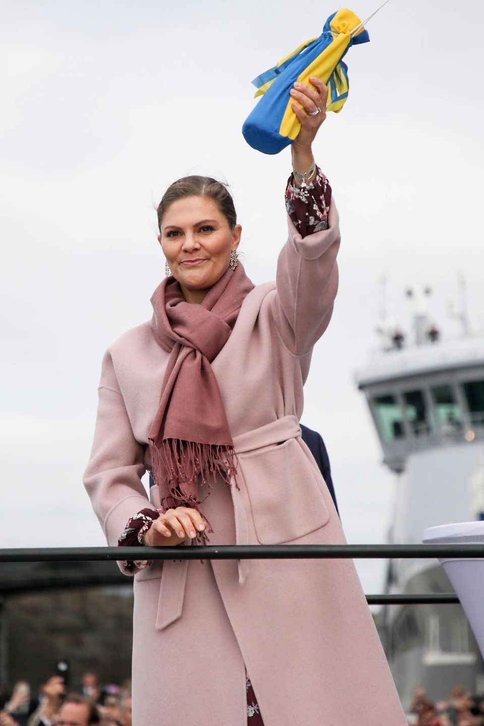 25. September 2019 Mit einer von einer Schwedenflagge umhüllten Flasche tauft Prinzessin Victoria in Lysekil das Forschungsschiff "Sveain". 25. September 2019 Mit einer von einer Schwedenflagge umhüllten Flasche tauft Prinzessin Victoria in Lysekil das Forschungsschiff "Sveain".