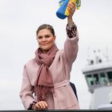 25. September 2019  Mit einer von einer Schwedenflagge umhüllten Flasche tauft Prinzessin Victoria in Lysekil das Forschungsschiff "Sveain".