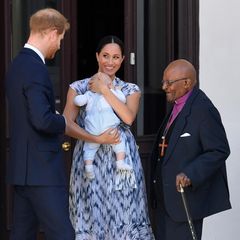 Eine niedliche Premiere: Baby Archie absolviert seinen ersten offiziellen Auftritt in einem niedlichen Einteiler von H&M und auch Herzogin Meghan strahlt. Sie trägt ein blau-weiß gemustertes Kleid von Club Monaco. 