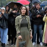 Sängerin Camila Cabello trotzt dem Pariser Regen und posiert vor der Show von Dior fröhlich für die Fotografen.