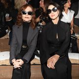Lässiger als Isabelle Huppert und Monica Bellucci bei Dior kann frau nicht auf den Beginn einer Modenschau warten.