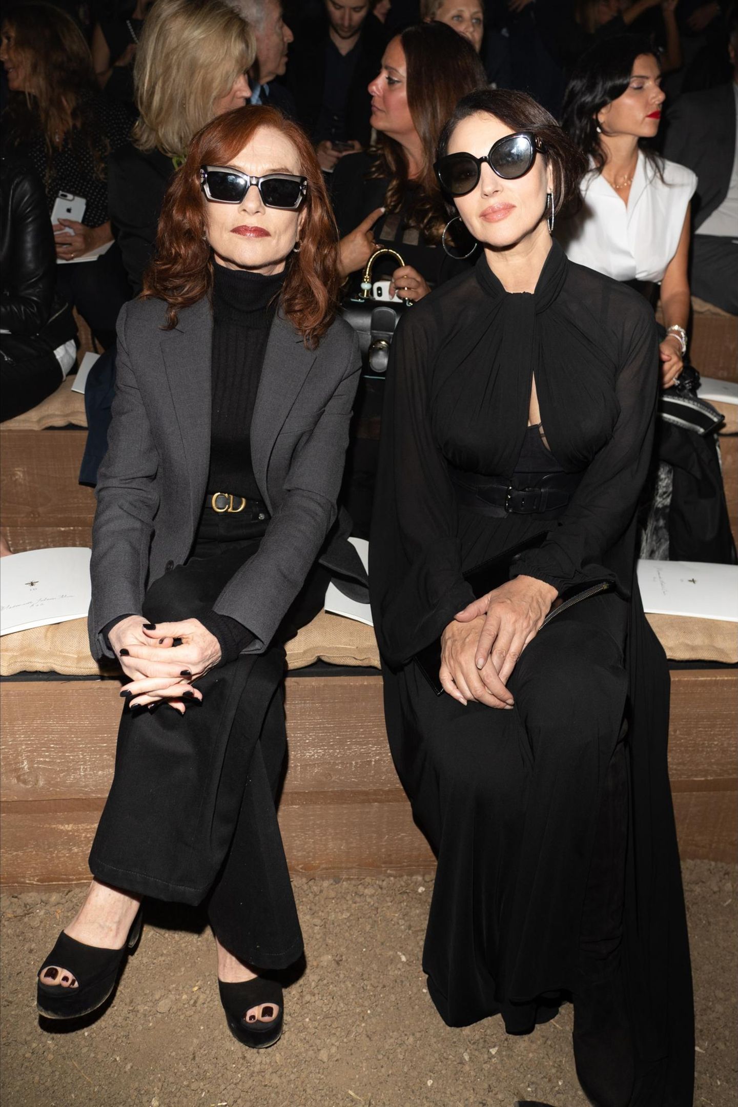 Lässiger als Isabelle Huppert und Monica Bellucci bei Dior kann frau nicht auf den Beginn einer Modenschau warten.