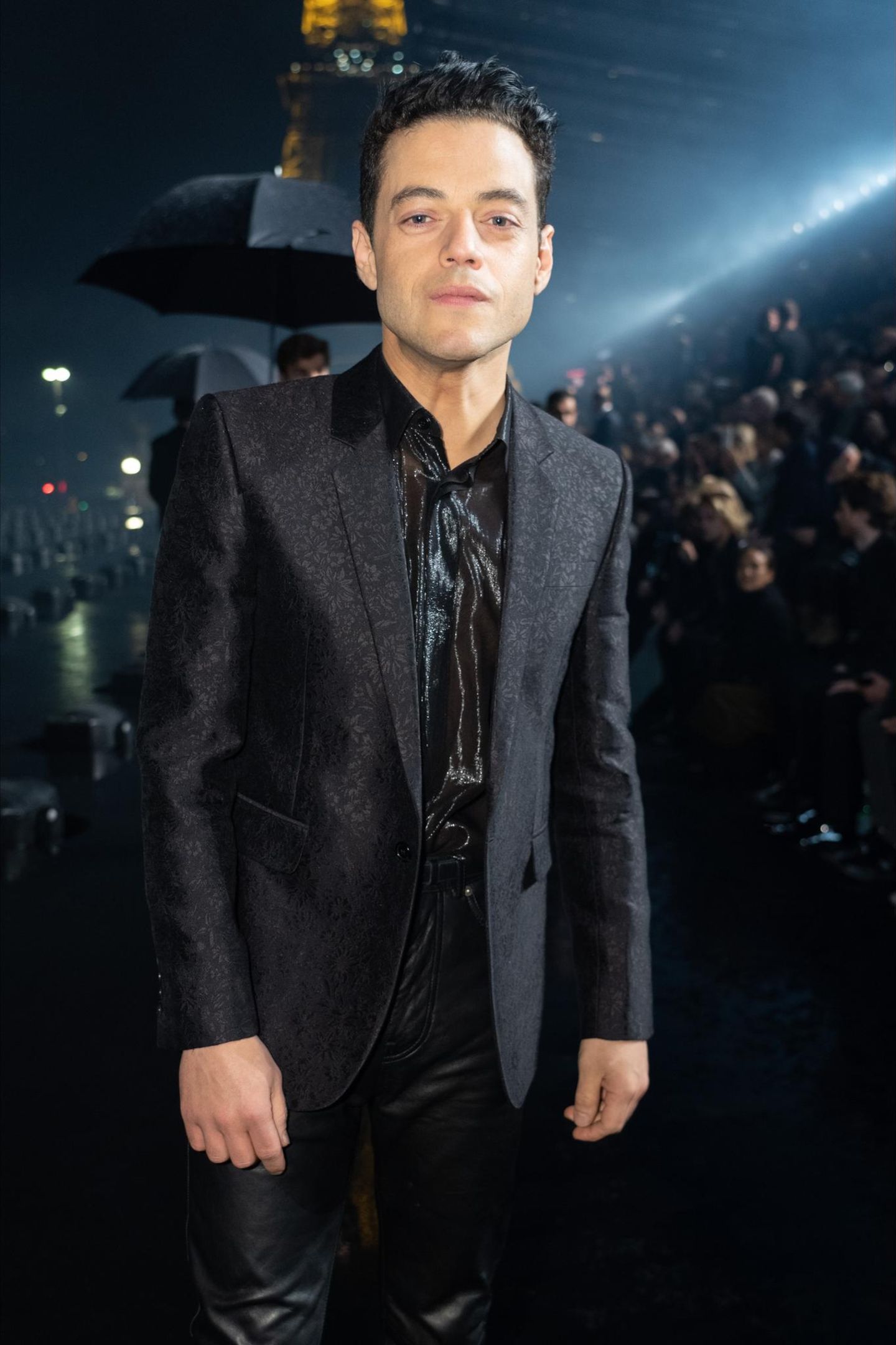 Oscargewinner Rami Malek trägt bei Saint Laurent die Farbe des Abends - Schwarz!