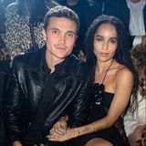 Schmusen in der ersten Reihe: Saint-Laurent-Botschafterin Zoe Kravitz hat Ehemann Karl Glusman mitgebracht.