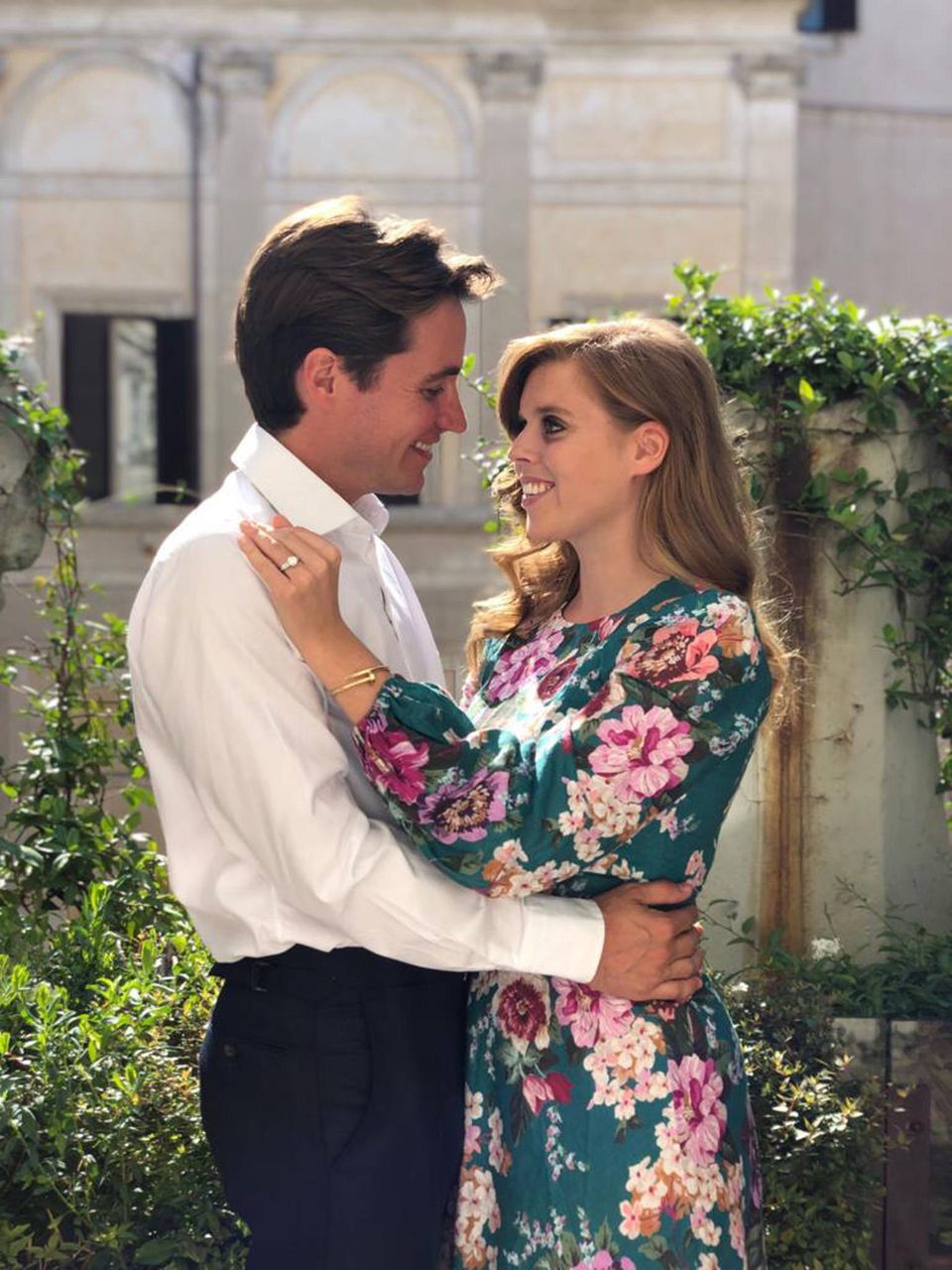 Edoardo Mapelli Mozzi und Prinzessin Beatrice. Das Foto hat Prinzessin Eugenie aufgenommen. Edoardo Mapelli Mozzi und Prinzessin Beatrice. Das Foto hat Prinzessin Eugenie aufgenommen.
