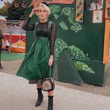 Bloggerin Sophia Faßnacht zeigt Mode-Mut und bezaubert im dunkelgrünen Dirndl mit schwarzer Spitzenbluse vom Label Limberry.