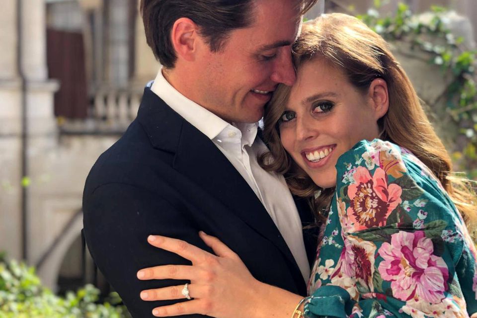Prinzessin Beatrice + Edoardo Mapelli Mozzi: Überglücklich geben Prinzessin Beatrice und Edoardo Mapelli Mozzi ihre Verlobung bekannt. Der Platin- und Diamantring ist von viktorianischen und Art-Deco-Designs inspiriert. Überglücklich geben Prinzessin Beatrice und Edoardo Mapelli Mozzi ihre Verlobung bekannt. Der Platin- und Diamantring ist von viktorianischen und Art-Deco-Designs inspiriert.