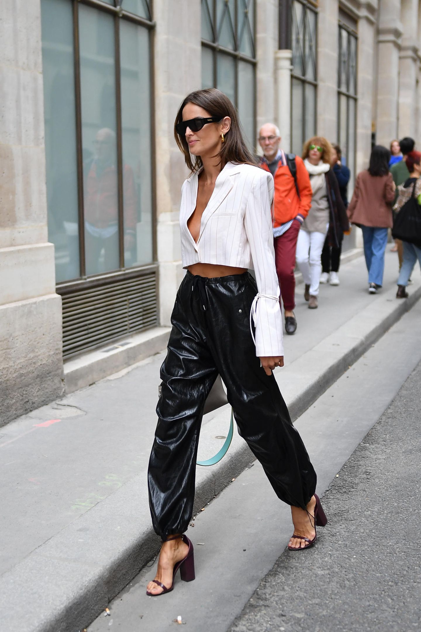 Izabel Goulart macht auf den Straßen von Paris eine tolle Figur. In Lederhose und kurzem Blazer setzt sie ihre Kurven in Szene. 