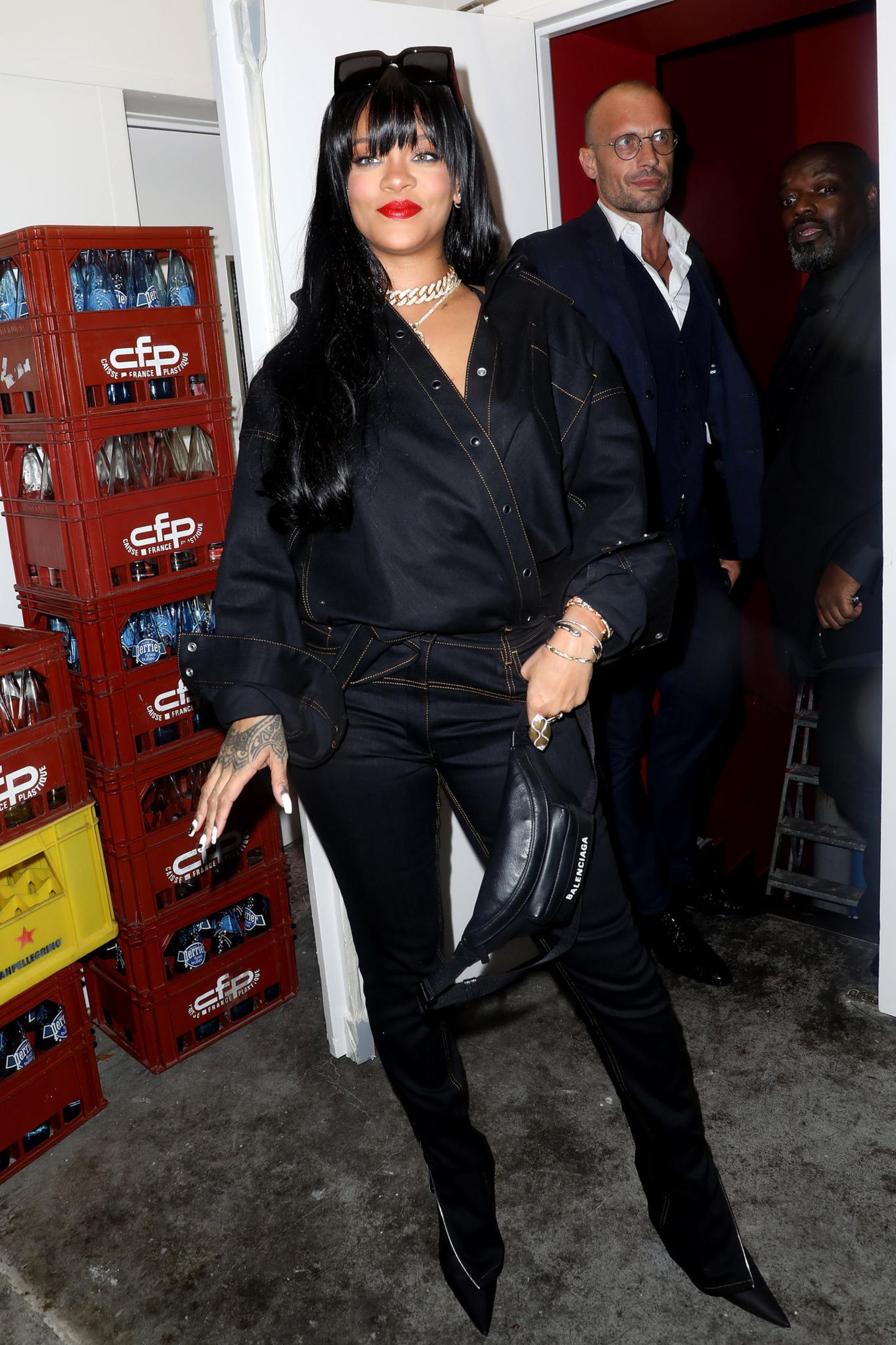 Rihanna zeigt sich auf dem Weg zur Fenty-Aftershow-Party in einem komplett schwarzen Look zu dem sie knallrote Lippen trägt. 