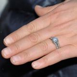 Zaras Verlobungsring besteht aus einem Diamanten, der auf einem Ringband aus Platin ruht. Den Heiratsantrag scheint Mike seiner Verlobten überraschend gestellt zu haben, denn die sonst für solche Anlässe so perfekt manikürten Fingernägel sucht man auf den offiziellen Fotos vergebens.