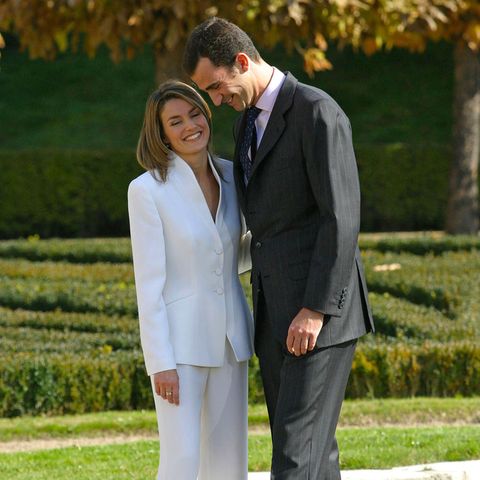 Zur Verkündung der Verlobung mit König Felipe präsentiert sich die Journalistin Letizia Ortiz bereits in einem weißen Outfit – einer Braut würdig. Auch der royale Verlobungsring, den Felipe für seine Herzdame wählt ist königlich ...