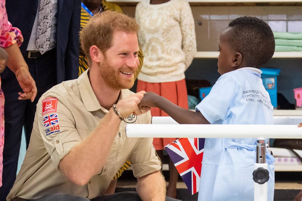 Prinz Harry + Herzogin Meghan in Afrika: Prinz Harry eröffnet das "Princess Diana Orthopaedic Centre". Prinz Harry eröffnet das "Princess Diana Orthopaedic Centre".