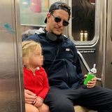 Herrlich bodenständig: Bradley Cooper und Tochter Lea fahren gemeinsam mit der New Yorker Subway. Der Schauspieler versucht sich mit einer Sonnenbrille zu tarnen, wird aber natürlich dennoch erkannt. 