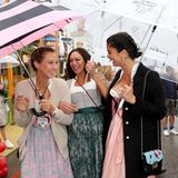 Oktoberfest 2019: Vom schlechten Wetter lassen sich Alessandra „Sandy“ Meyer-Wölden, Lilly Becker and Shermine Shahrivar den gemeinsamen Bummel übers Oktoberfest nicht vermiesen.